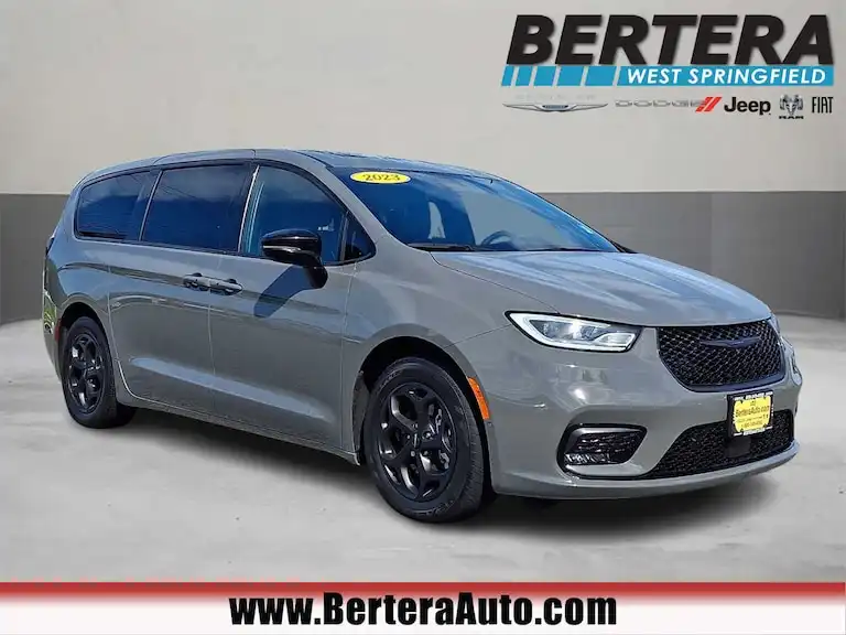 2023 Chrysler Pacifica Hybrid Limited Hybrid's photo