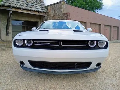 2017 Dodge Challenger SXT photo 3