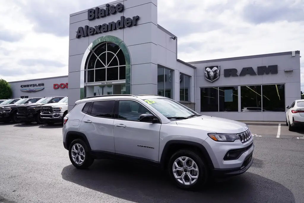 2025 Jeep Compass Latitude 4X4 photo 1