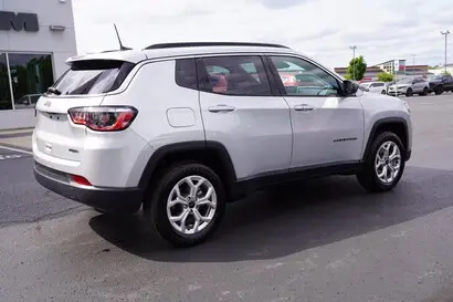 2025 Jeep Compass Latitude 4X4 photo 3