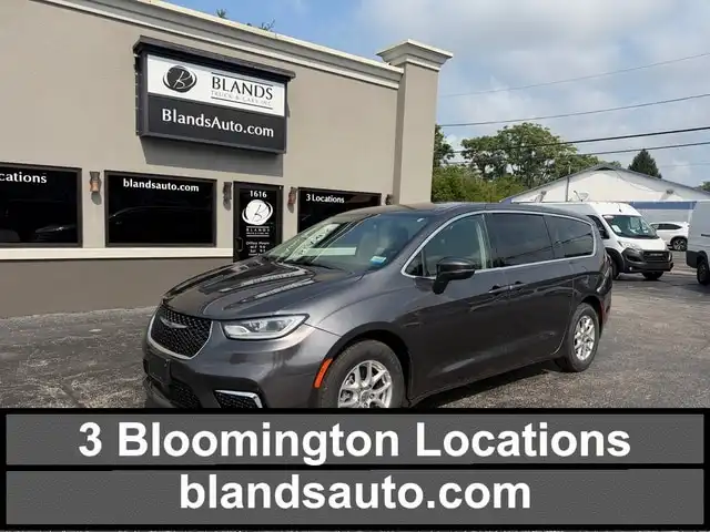 2023 Chrysler Pacifica Touring L's photo