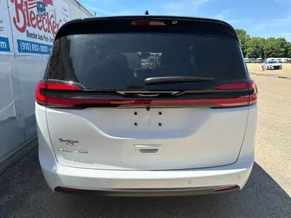 2027 Chrysler Pacifica Select photo 4