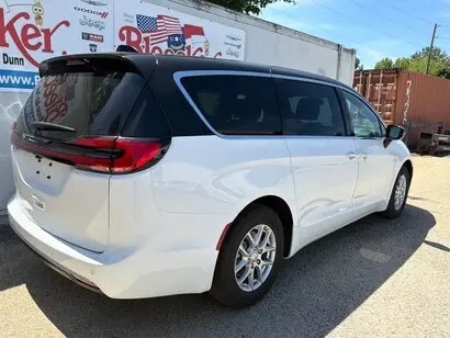 2027 Chrysler Pacifica Select photo 3