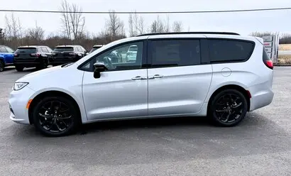 2026 Chrysler Pacifica Select photo 4