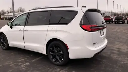 2026 Chrysler Pacifica Select AWD photo 5