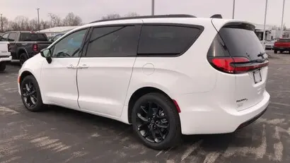 2026 Chrysler Pacifica Select AWD photo 5