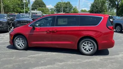 2027 Chrysler Pacifica Select photo 4