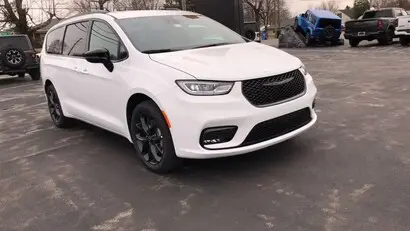 2026 Chrysler Pacifica Select AWD photo 2