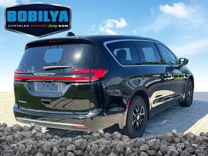 2027 Chrysler Pacifica Select photo 3