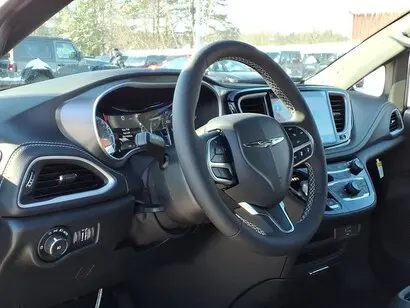 2026 Chrysler Pacifica Select photo 4