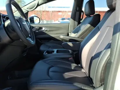 2026 Chrysler Pacifica Select photo 5