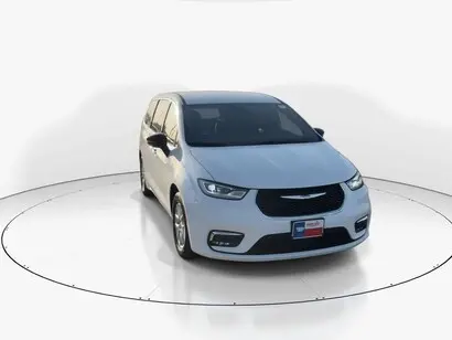 2026 Chrysler Pacifica Select photo 3