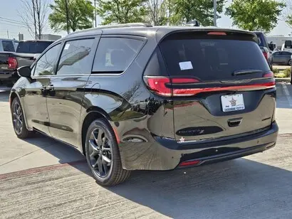 2026 Chrysler Pacifica Limited photo 2