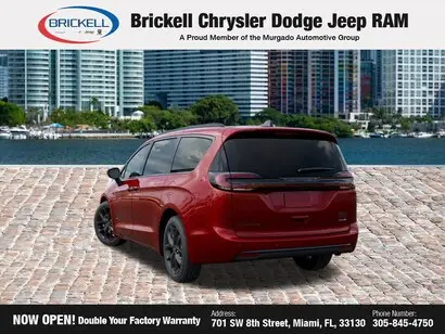 2027 Chrysler Pacifica Select photo 3