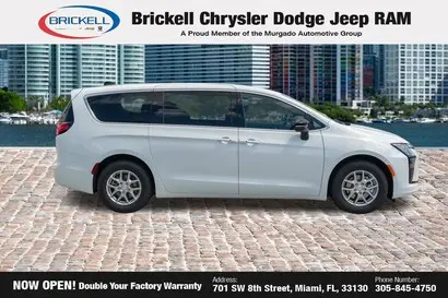 2027 Chrysler Pacifica Select photo 4