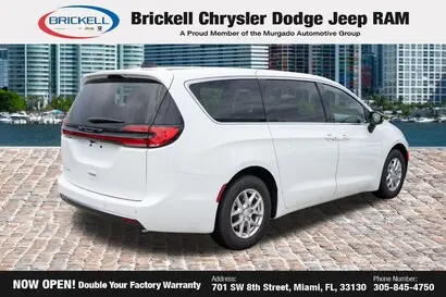 2027 Chrysler Pacifica Select photo 5