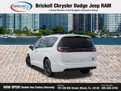 2027 Chrysler Pacifica Select photo 3