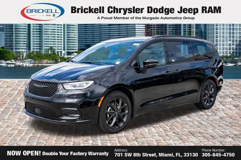 2026 Chrysler Pacifica Select's photo
