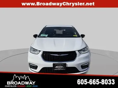 2026 Chrysler Pacifica Select AWD photo 2