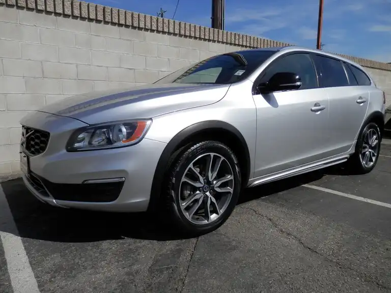 2017 Volvo V60 T5 AWD Cross Country's photo