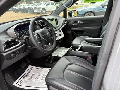 2025 Chrysler Pacifica Select photo 2