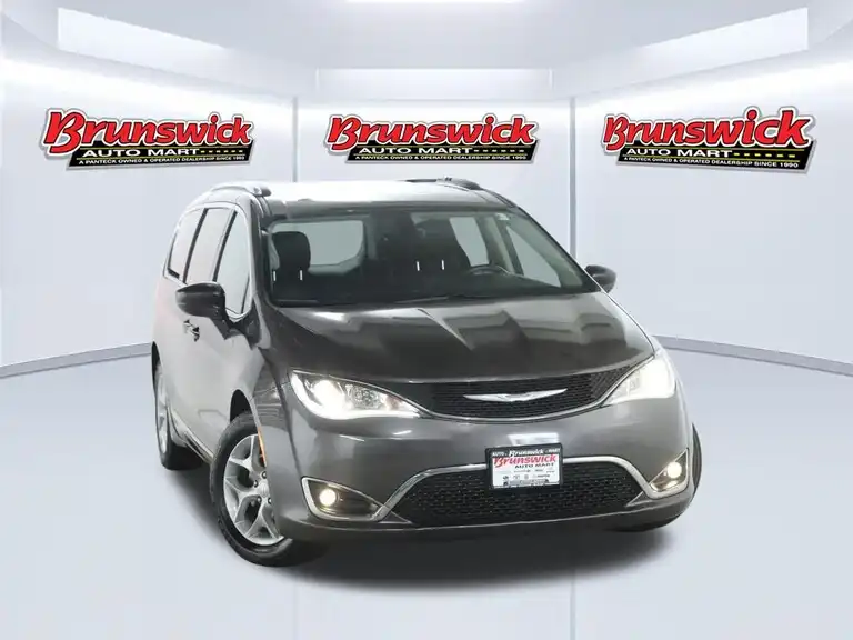 2017 Chrysler Pacifica Touring-L Plus's photo