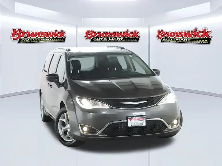 2017 Chrysler Pacifica Touring-L Plus's photo