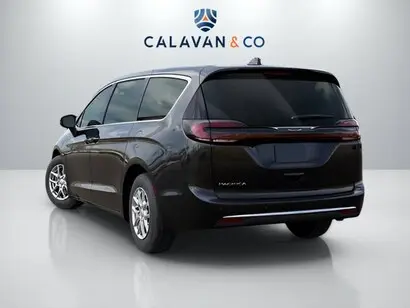 2027 Chrysler Pacifica Select photo 3