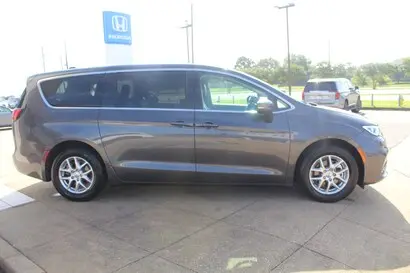 2023 Chrysler Pacifica Touring L photo 4
