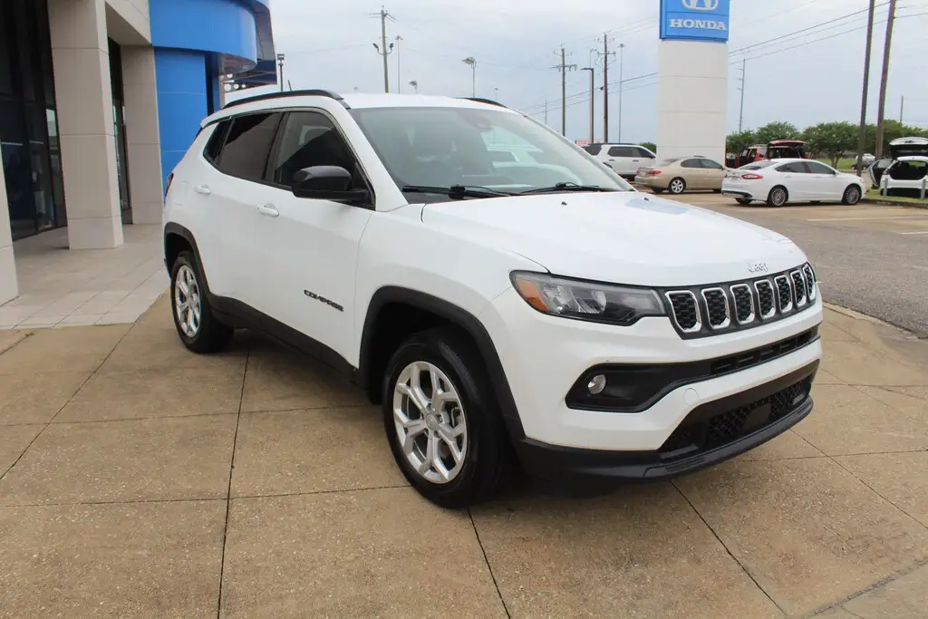2024 Jeep Compass Latitude 4X4 photo 1