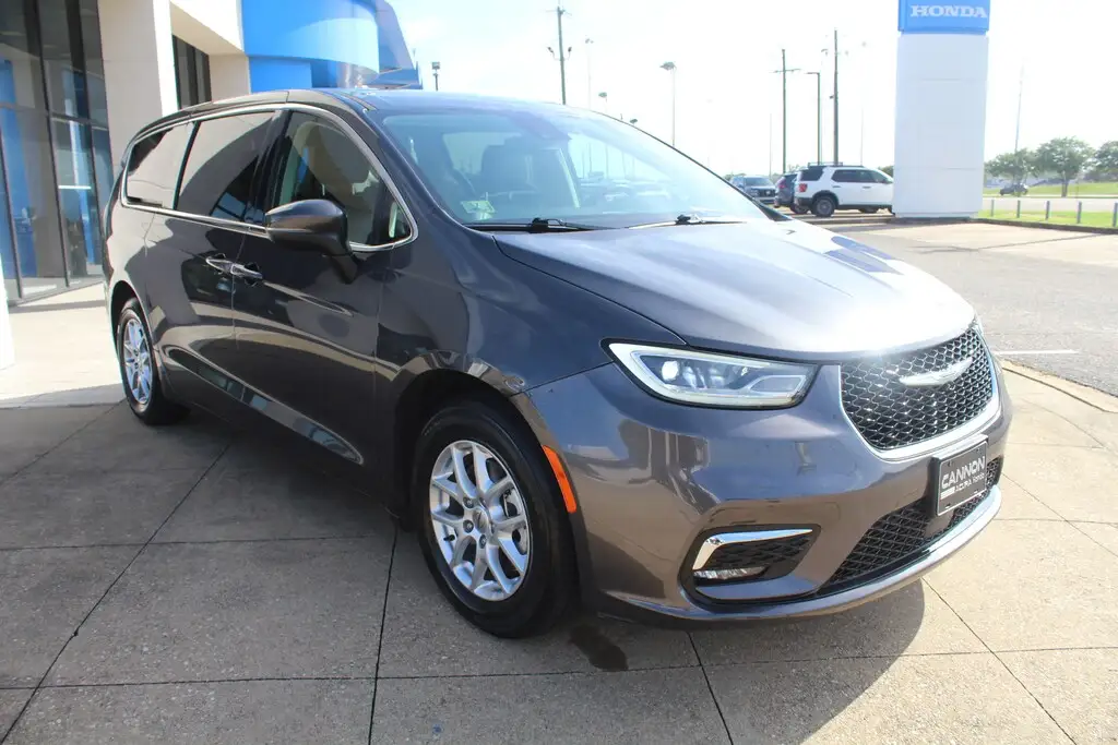 2023 Chrysler Pacifica Touring L photo 1