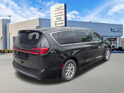 2027 Chrysler Pacifica Select photo 3