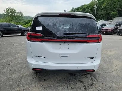 2027 Chrysler Pacifica Limited AWD photo 4