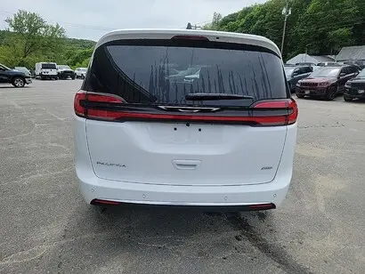 2027 Chrysler Pacifica Select AWD photo 4