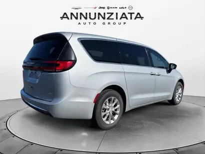 2026 Chrysler Pacifica Select AWD photo 5