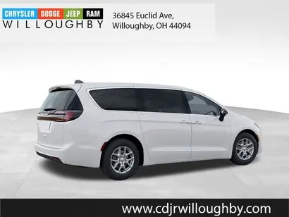 2027 Chrysler Pacifica Select photo 4