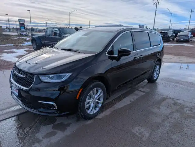 2026 Chrysler Pacifica Select AWD's photo