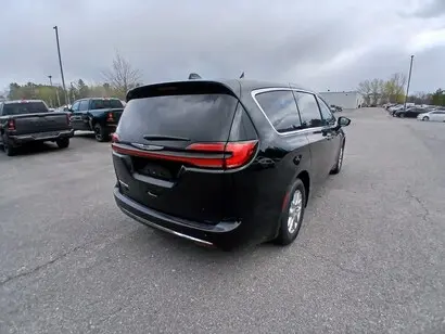 2026 Chrysler Pacifica Select photo 4