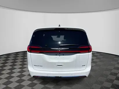 2026 Chrysler Pacifica Select AWD photo 3