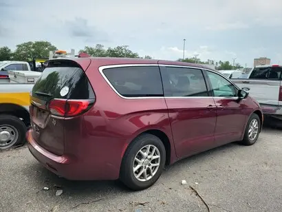 2017 Chrysler Pacifica Touring photo 2