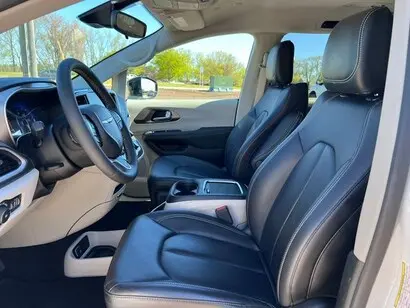2024 Chrysler Pacifica Touring L photo 4