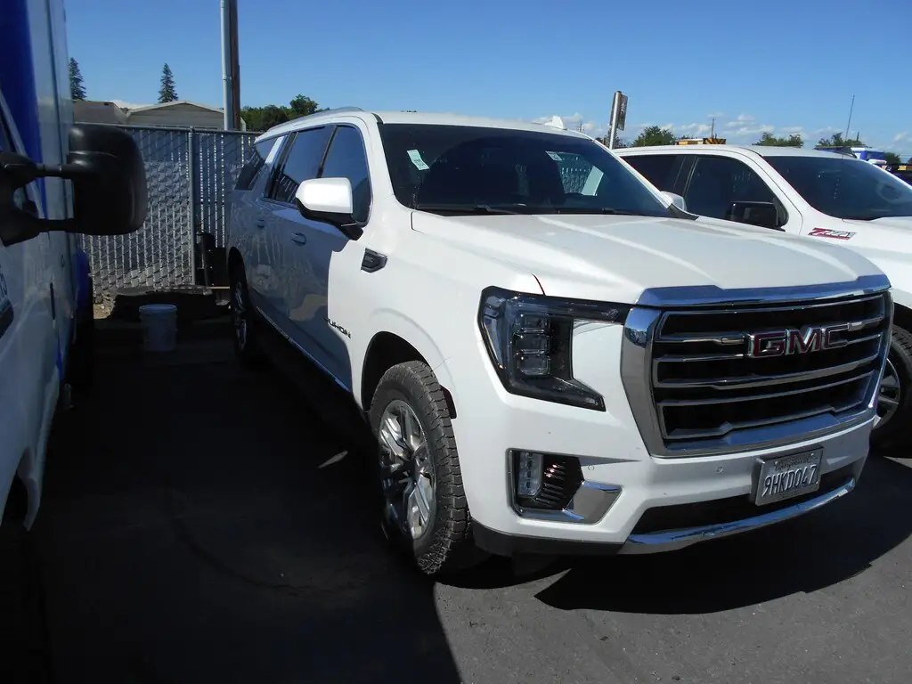 2023 GMC Yukon 4WD SLT photo 1