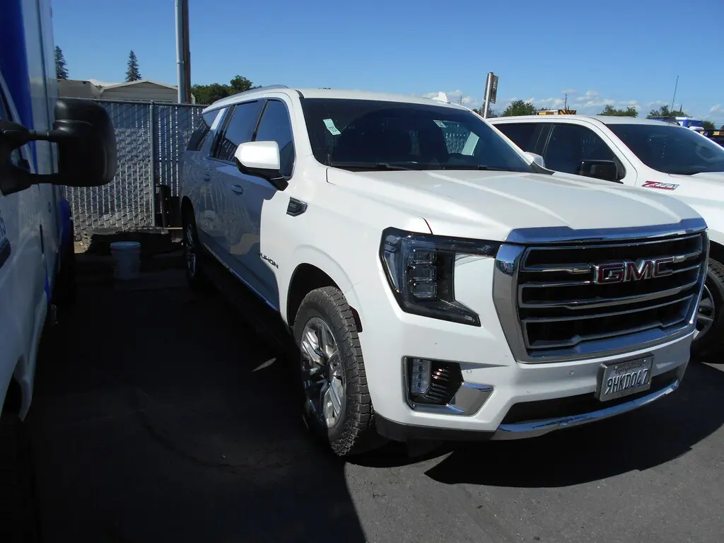 2023 GMC Yukon 4WD SLT photo 1