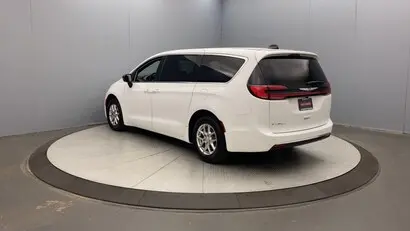 2026 Chrysler Pacifica Select photo 3