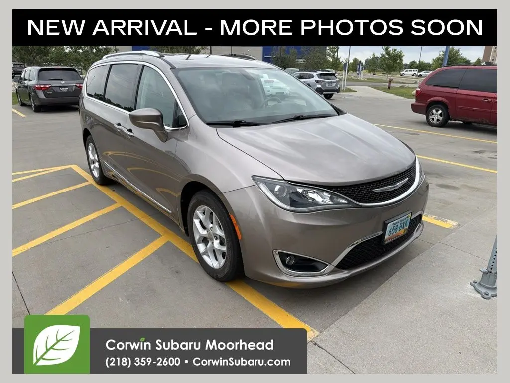 2017 Chrysler Pacifica Touring-L Plus photo 1