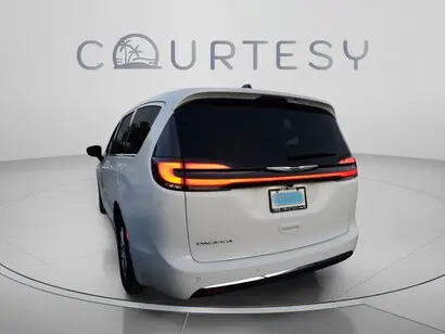 2026 Chrysler Pacifica Select photo 2