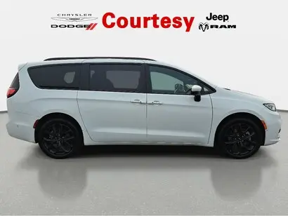 2023 Chrysler Pacifica Touring L AWD photo 3