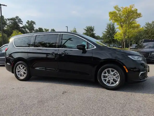 2025 Chrysler Pacifica Select's photo