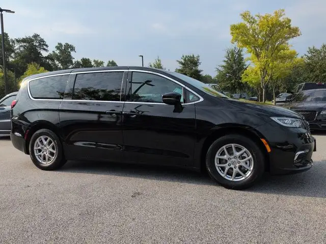 2025 Chrysler Pacifica Select photo 1