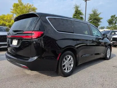 2025 Chrysler Pacifica Select photo 4